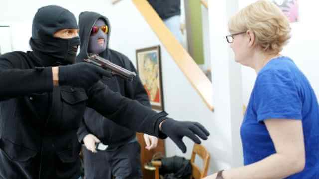 Kvinna rånad i hemmet av maskerade män – bakbands medan rånarna letade värdesaker