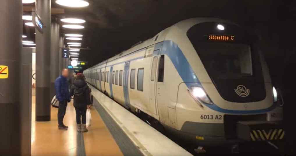 Pendeltågsresenärer tvingades sitta stilla medan knivman högg ned två personer