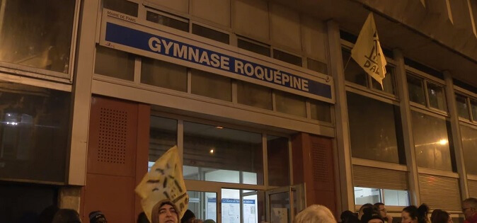 Gula västarna ockuperar gymnastikhall – gett plats åt 150 familjer