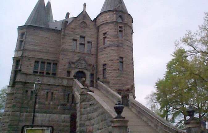 Ockupanter använde vigvattenskål som askfat i slottskapell