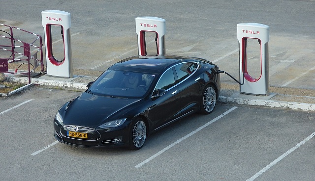 Brinnande elbilar en potentiell mardröm för brandförsvaret