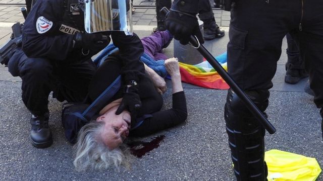 71-åring skallskadad när polisen konfronterade Gula västarna