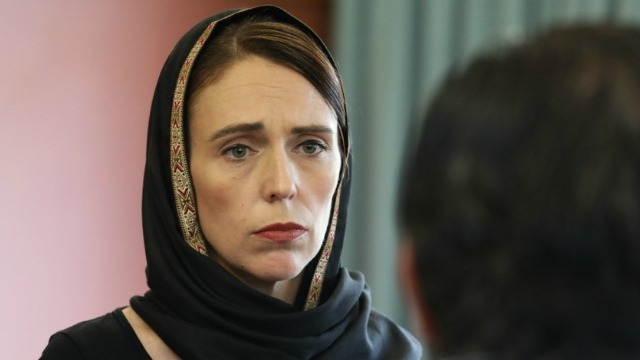Nya Zeelands premiärminister bar slöja och lovade ändra vapenlagarna