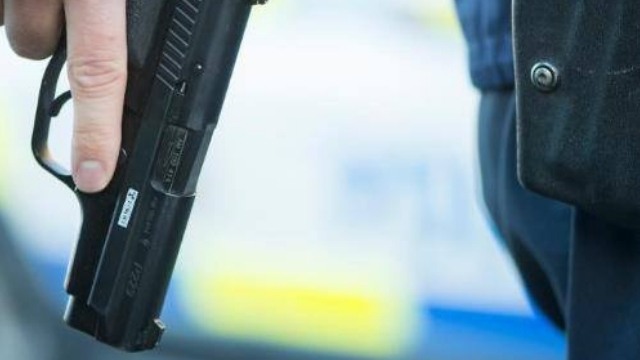 20-åring högg ambulanspersonal i huvudet – sköts av polis