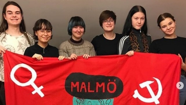 Ung Vänster stoltserar med kommunistflagga