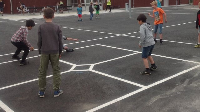 10-åring sparkade ned lärare på skolgård