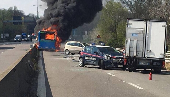 Satte eld på buss full med barn: ”Jag ska utföra en massaker”