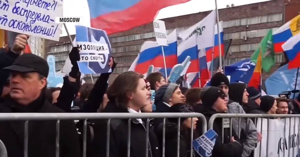 Tusentals ryssar demonstrerade mot ny internetlag