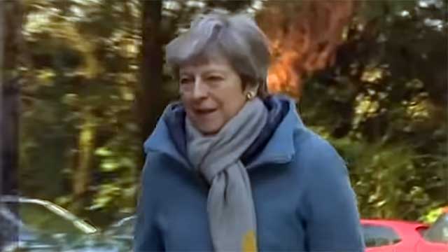 Theresa May meddelar att hon avgår när brexit är i hamn