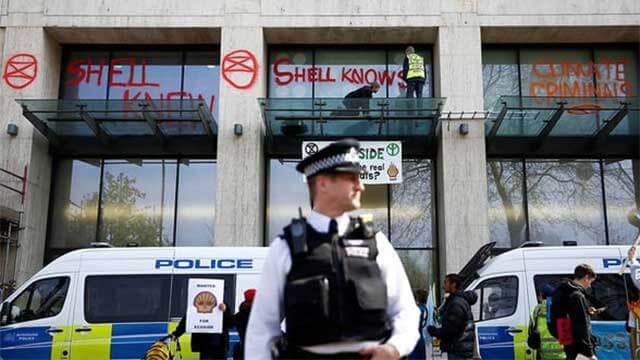 Klimataktivisternas olagliga aktion urartade i vandalisering – ”Vi vill lamslå samhället”