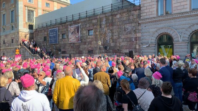 VIDEO: Här buas Elisabeth Svantesson (M) ut på demonstration mot äldres hemlöshet