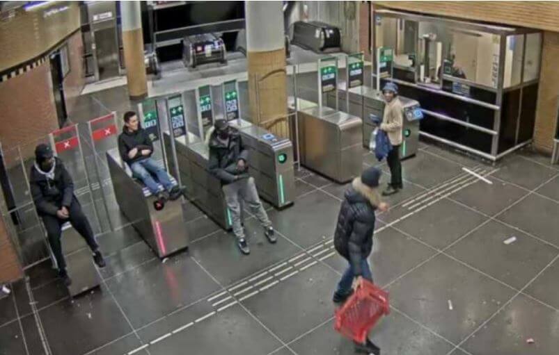 Äldre hemlös ville åka tunnelbana – blev oprovocerat misshandlad av rinkebygäng