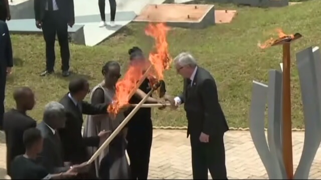 VIDEO: Här sätter EU:s ordförande nästan eld på deltagare vid ceremoni i Rwanda