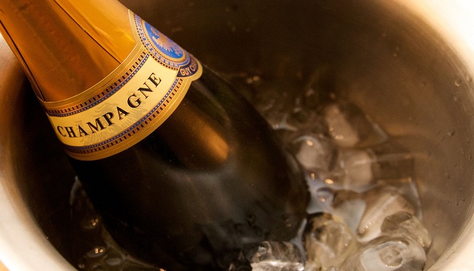 Spelarnas religion sätter stopp för traditionsenlig champagne till vinnarna av FA-cupen