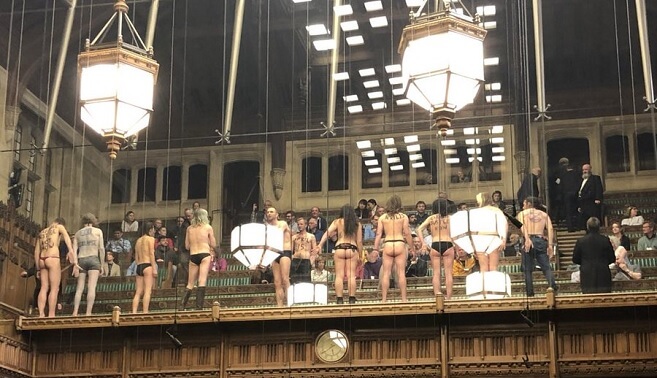 Halvnakna klimataktivister avbröt Brexit-debatt i parlamentet