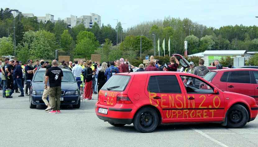 BILDEXTRA: Här blockerar Bensinupproret Vällingbyrondellen i Stockholm