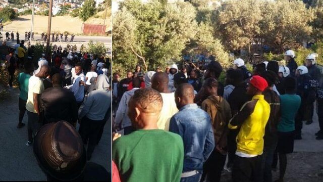 Hundratal migranter startade upplopp i läger