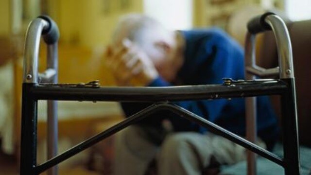 Gäng bröt sig in och rånade 85-åring i hemmet – stal även trygghetslarm till hemtjänsten