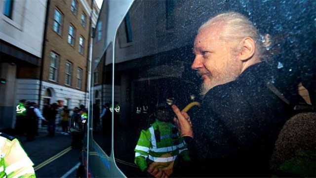 Julian Assange döms till ett års fängelse av domstol i London