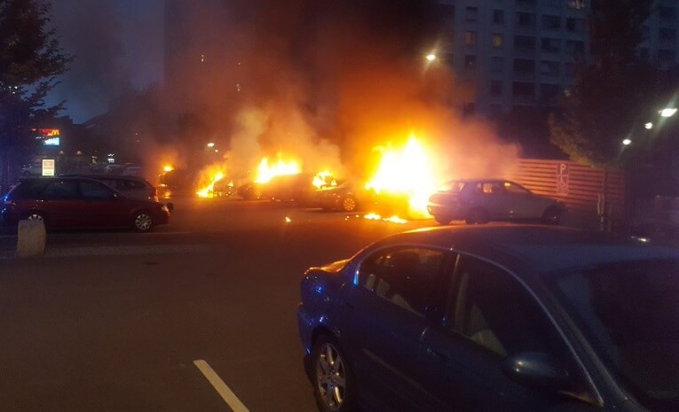 Ungdomsgäng misstänks för 14 bilbränder och raketbeskjutning i natt