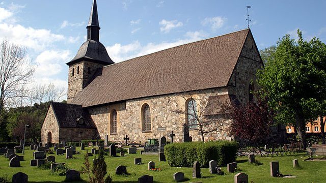 Botkyrka bygger postmodernistiska bostäder och köpcentrum på 900 år gammal kulturhistorisk kyrkomark