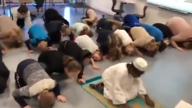 VIDEO: Danska barn skolades i att förrätta muslimsk bön i klassrummet