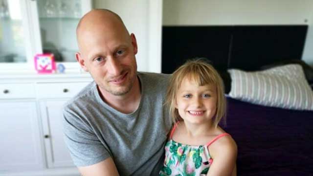 Pappa nekas se dottern simträna – endast kvinnliga föräldrar släpps in sedan badhuset könssegregerades