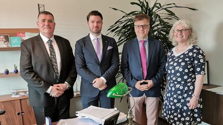 L-politiker sparkades för antisemitiska uttalanden – nu träffar L:s vice ordförande honom för att prata ”integration”