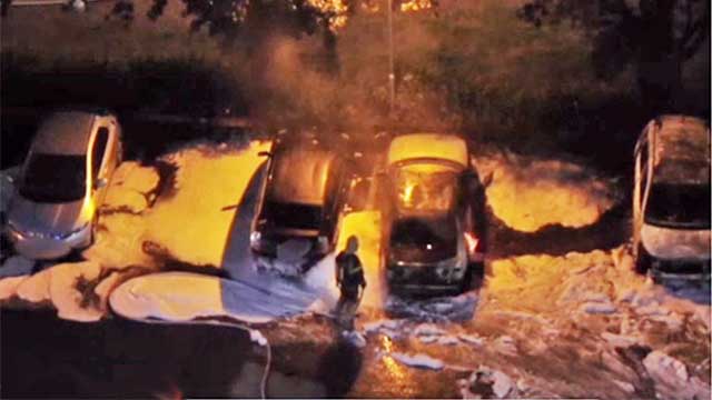 Stor bilbrandsattack i Stockholmsförort under natten