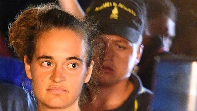 VIDEO: Här grips beryktade migrantsmugglaren i Italien – under publikens applåder