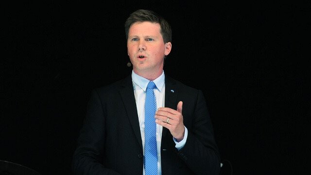 Erik Ullenhag ger upp partiledarstriden i Liberalerna