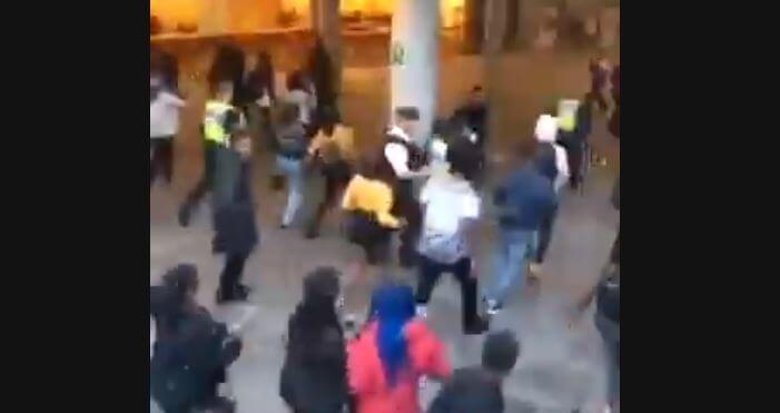 Här går massivt ungdomsgäng till attack mot polisen med flaskor och knivar