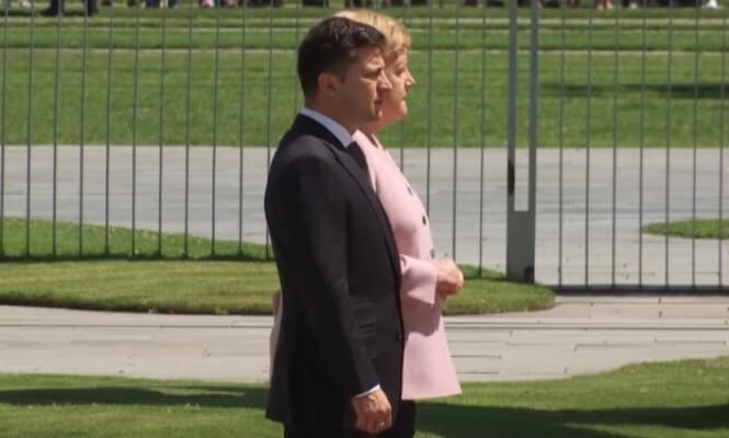 Här börjar Angela Merkel skaka okontrollerat under ceremoni