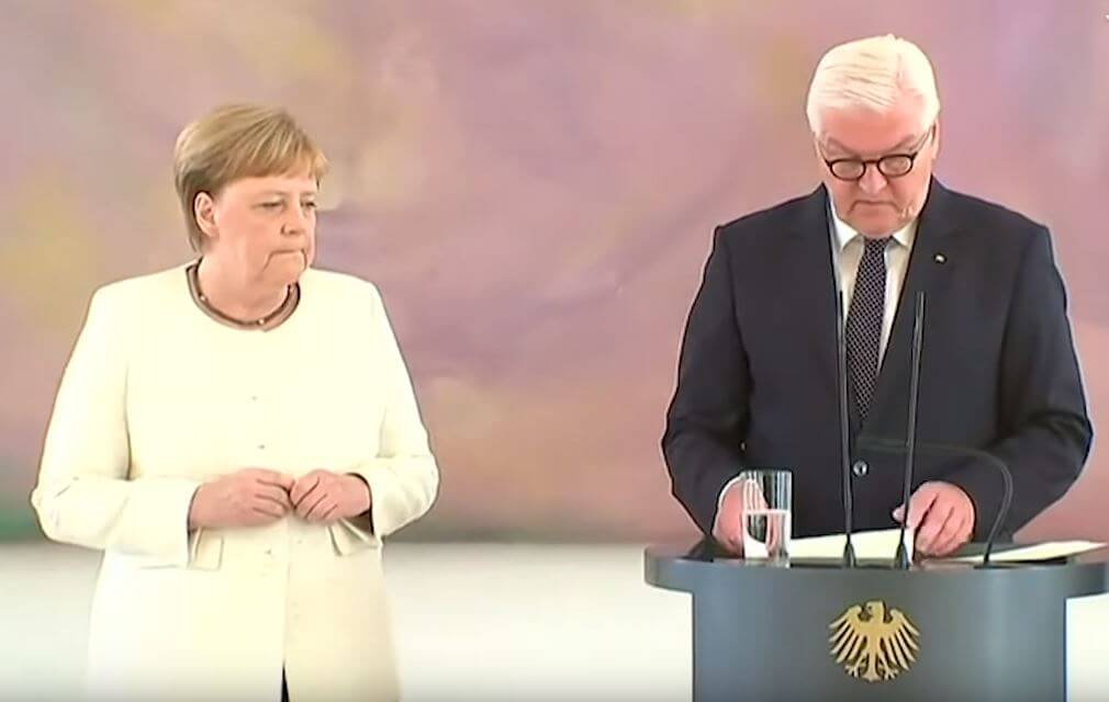 Angela Merkel skakar okontrollerat under ceremoni igen