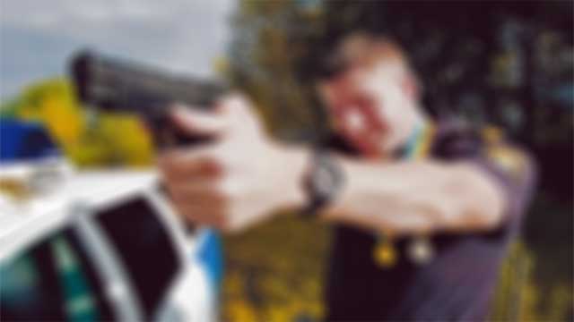 Polis knivskars i ’utsatt område’ – tvingades värja sig med verkanseld