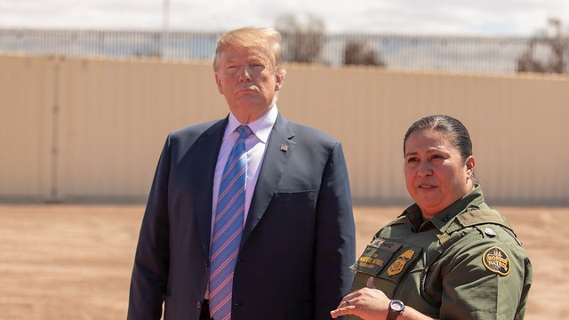 Högsta domstolen i USA tillåter Trump att finansiera muren mot Mexiko