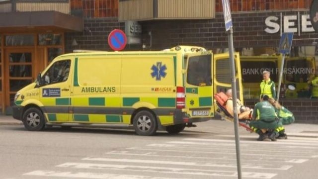 Ambulanspersonal tvingade svårt sjuk krypa till bår – avled