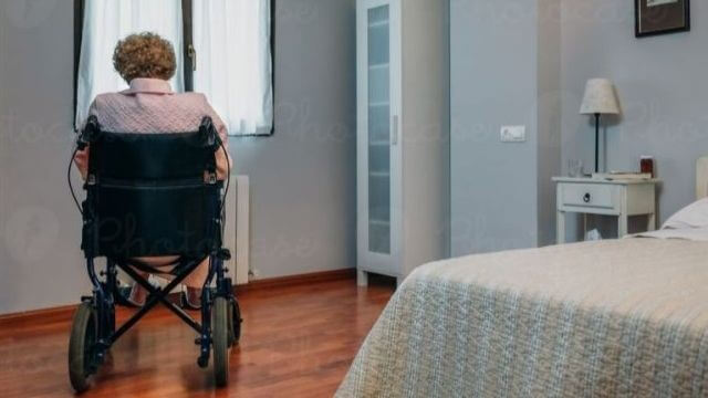 Kvinna glömdes bort i sin avföring och urin på äldreboende