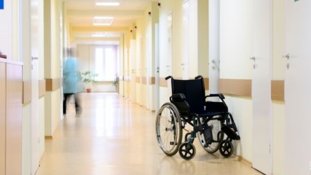 Åldring glömdes bort på toalett – tvingades vänta i tre timmar