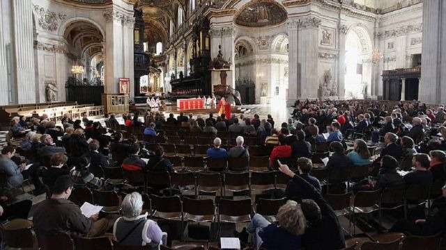 Migrant avbröt kyrkomässa och krävde pengar – hotade prästen och deltagare