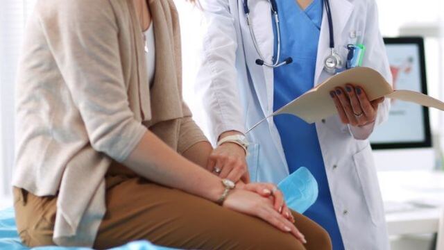 Kvinna sökte hjälp för knöl i bröstet – lugnades med amningsråd