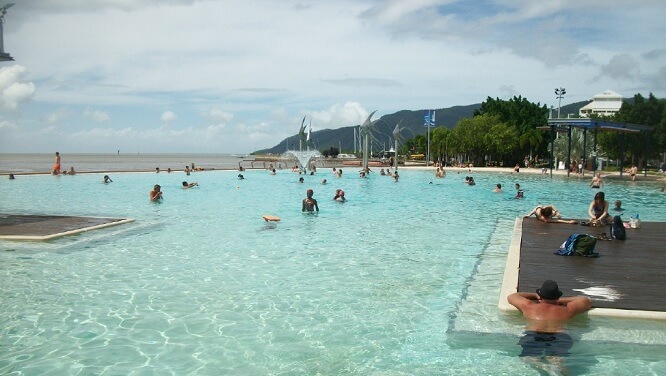 Migranter bakom systematiska trakasserier av schweiziska badvakter