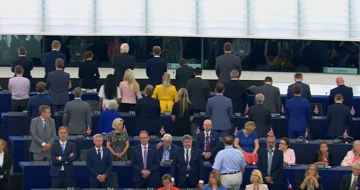 Brexit Party intog EU-parlamentet – vände ryggen mot Europahymnen