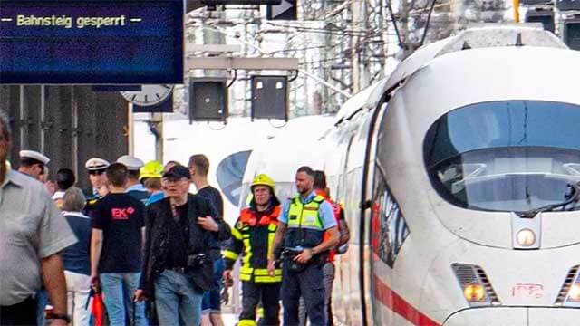 Åttaårig pojke död efter att ha knuffats framför tåg av migrant