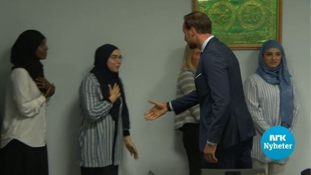 Muslimska kvinnor kritiseras för att förnedra kronprins Haakon inför kamerorna