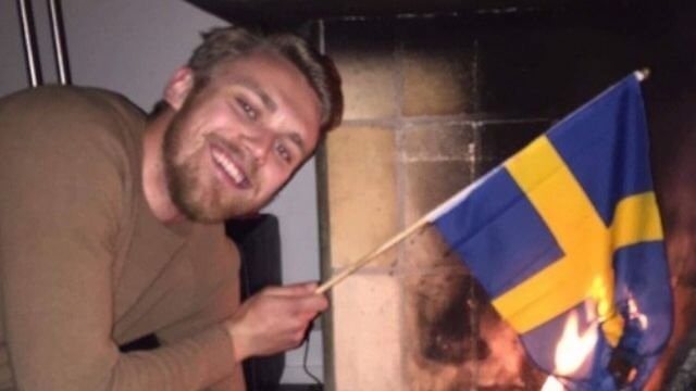 LUF bränner svenska flaggan med ett leende på läpparna