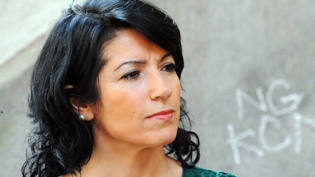 Tog ställning mot hedersvåld i förorten – nu utesluts Amineh Kakabaveh ur Vänsterpartiet