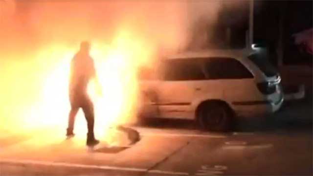 Klantig bilbrännare satte eld på sig själv