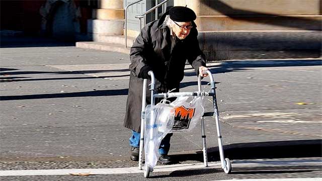 80-årig kvinna i Sandviken rånad av två män