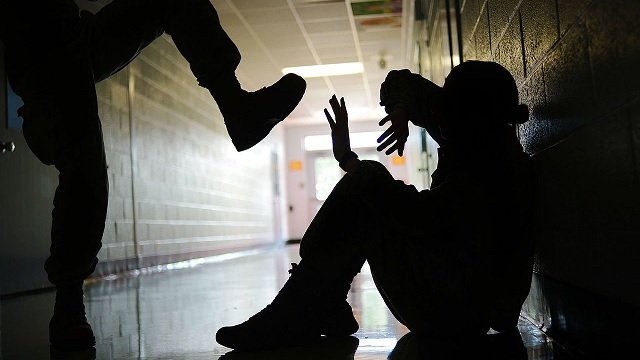 Pappa konfronterade sons plågoande – åtalas för olaga hot